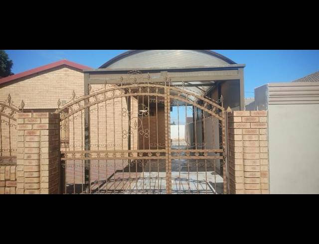 3 BEDROOM HOUSE FOR SALE IN DOBSONVILLE EXT 3